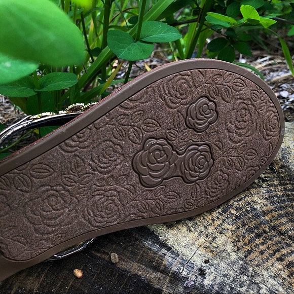 🔥SALE Heart Embellished Leaf Flip Flop Sandals - Picture 4 of 5